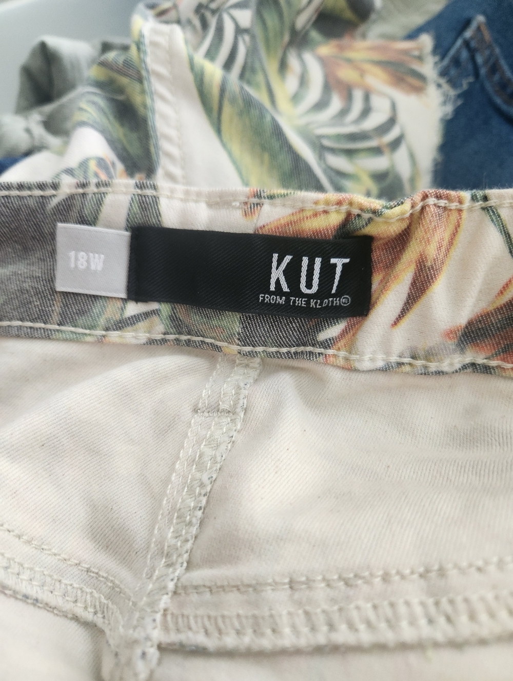 Kut from the Kloth Tropical Leaf Print Denim Cutoff Shorts - Women's 18 - Picture 3 of 7